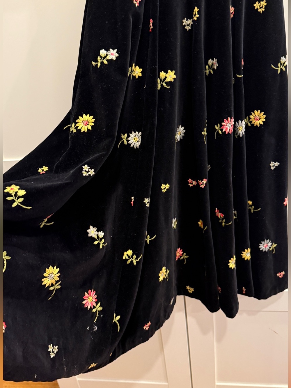 Vintage 1950s Anne Fogarty Embroidered Black Velvet  Fit & Flare Midi Dress S 4 - Picture 7 of 11